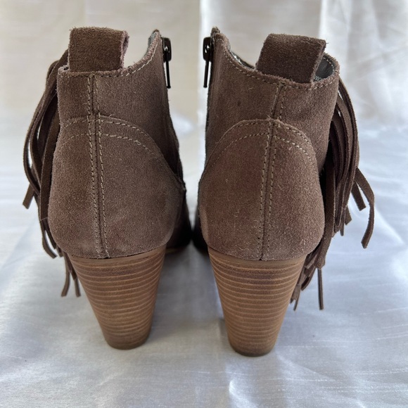 STEVE MADDEN "Ohio" Taupe Suede FLIRTY FRINGE Ankle Boots COASTAL COWGIRL Sz 9 - Picture 5 of 6